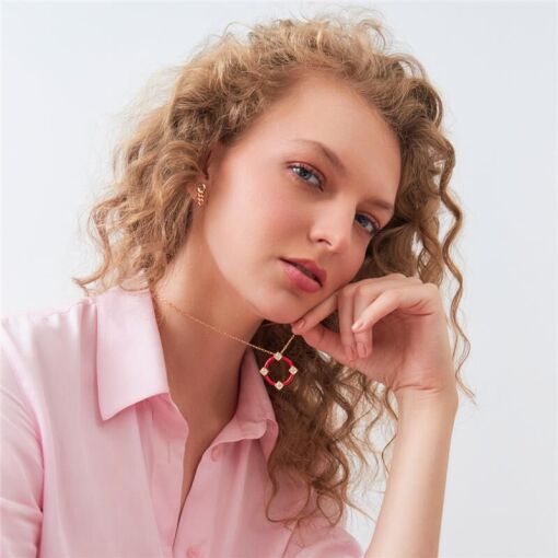 Colar Esmaltado com Pingente Vermelho Vazado e Pontos de Zircôni