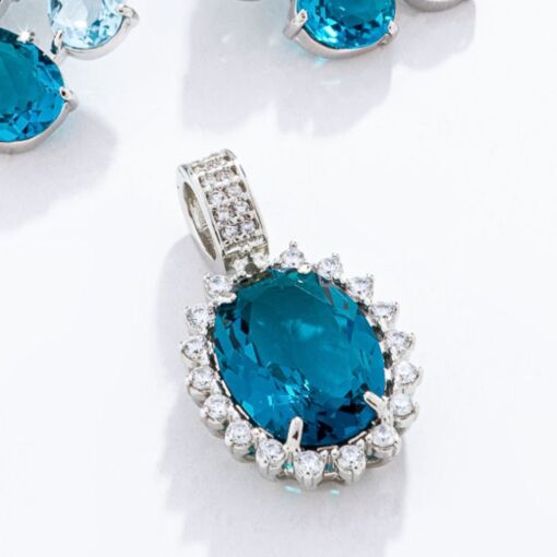 Pingente Oval com Cristal Lapidado e Zircônias