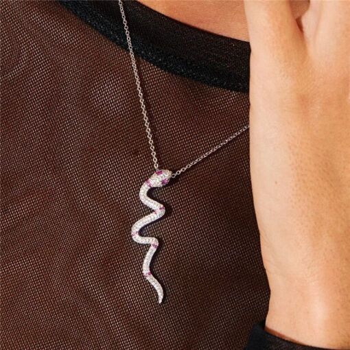 Colar Serpente Zircônia Rosa e Incolor no Banho de Ródio Branco