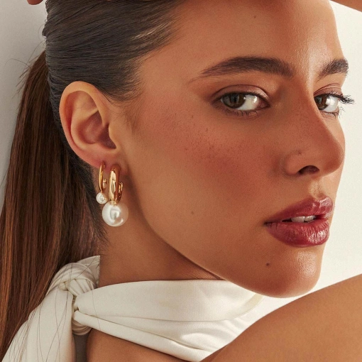 Meia Argola com Perola Shell Banho de Ouro 18k