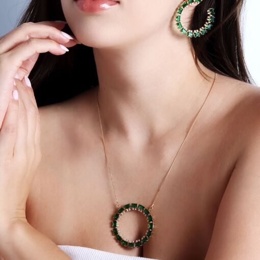 Colar com Pingente Cristal Esmeralda e Zircônias