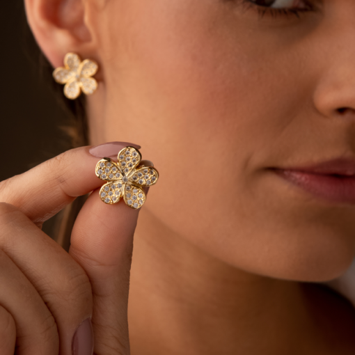 BRINCO FLOR CRAVEJADO OURO 18K