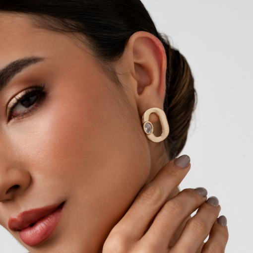 BRINCO OVAL COM CRISTAL OURO 18K
