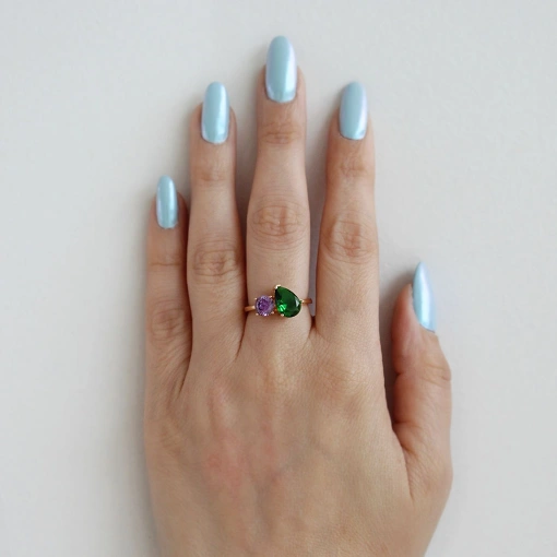 Anel sofisticado com zircônia em gota e ponto de luz