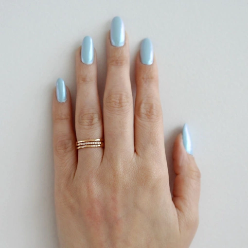 Anel sofisticado com 3 elos e detalhes em zircônias.