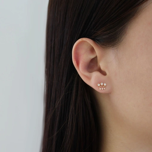 Brinco de coroa com zircônias.