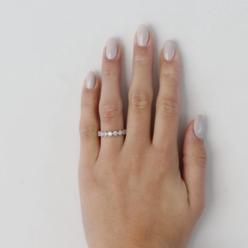 Anel meia aliança com zircônias e design minimalista.