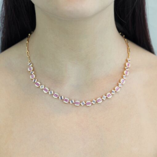 Choker minuciosamente trabalhado em zircônias baguetes
