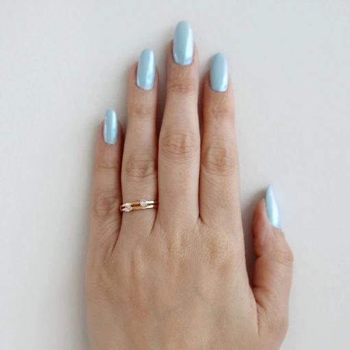 Anel minimalista liso com zircônias em ponto de luz