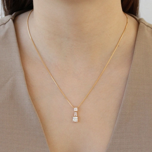 Gargantilha em zircônias, elegante e moderna.