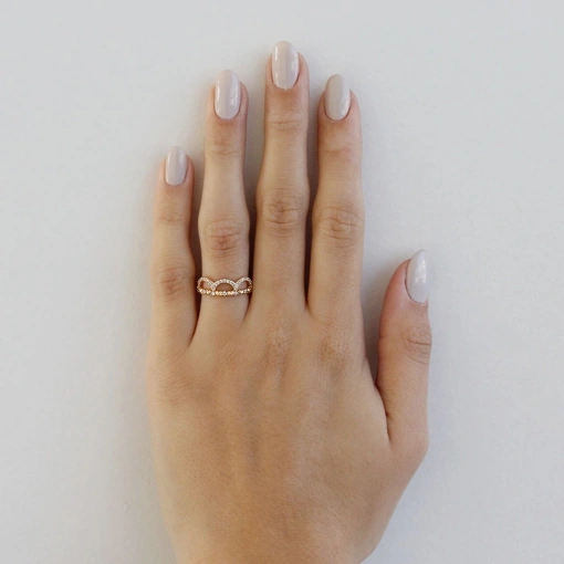 Anel delicado com ajuste confortável.