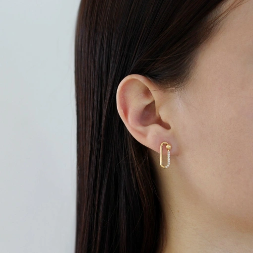 Brinco com detalhes cravejados e esfera.