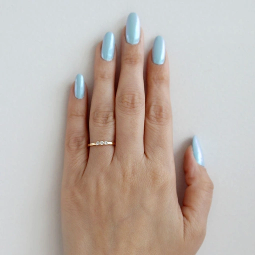 Anel minimalista com três zirconias.