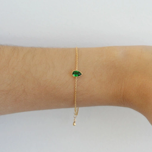 Pulseira com pingente de gota.