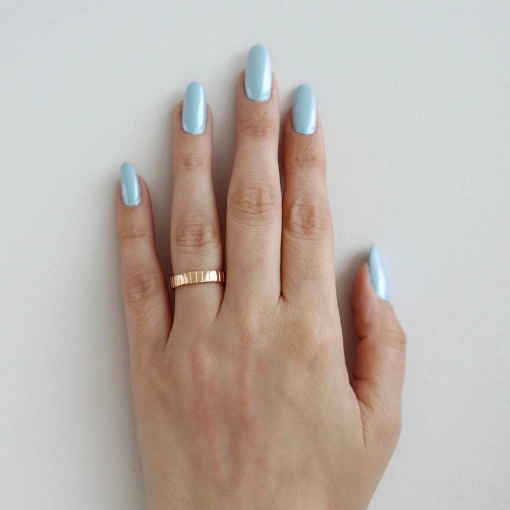 Anel liso com design moderno