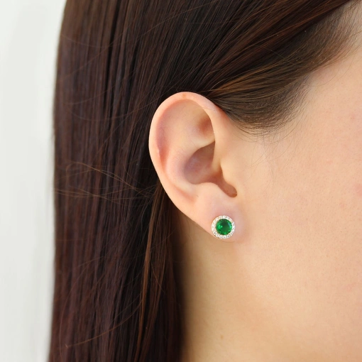 Brinco ponto de luz sofisticado e cravejado.