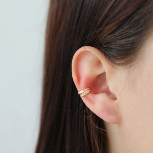 Piercing fake minimalista com zirconias cravejadas.