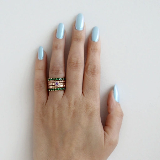 Anel moderno com vários elos cravejados e lisos.