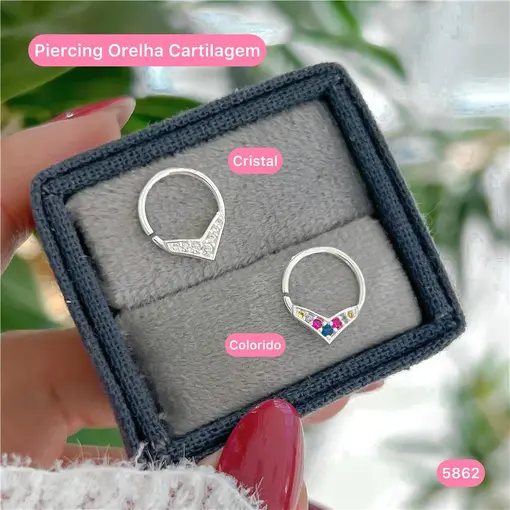 Cy5862 - Piercing Orelha Cartilagem Em V  Zircônias Cravejadas