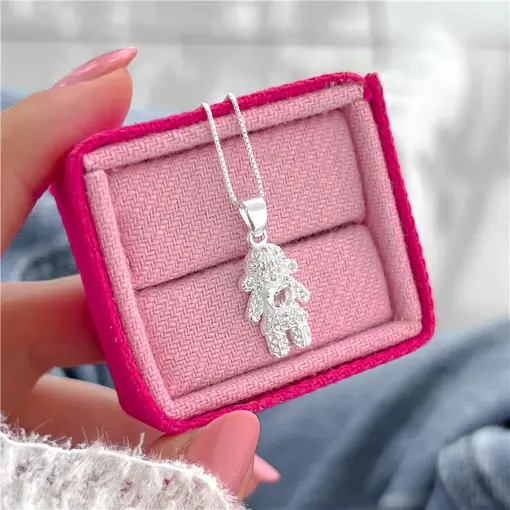 Cy6492 - Pingente Menina Inteira Cravejada Zircônias Coração