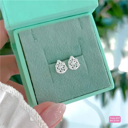 Cy6790 - Brinco Gota Inteira Trabalhada Cristais