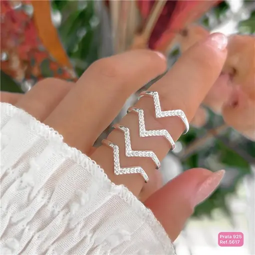 Cy5617 - Anel V Cravejado Cristais Zirconias