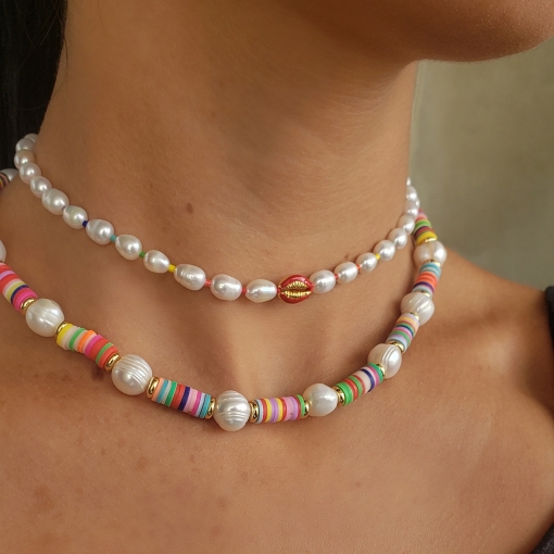 Colar discos de silicone coloridos com pérolas intercaladas