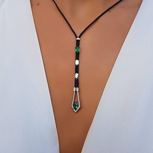 Colar courinho com pingente em prata e zircônias