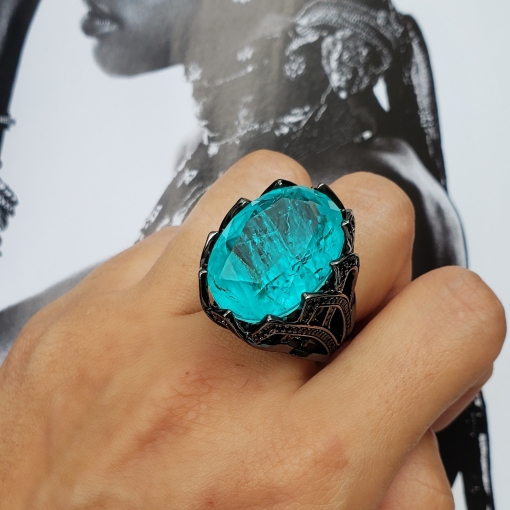 Anel com pedra oval cravação de microzircônias