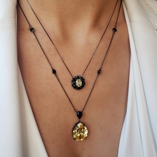 Colar com pedra oval e gotinhas