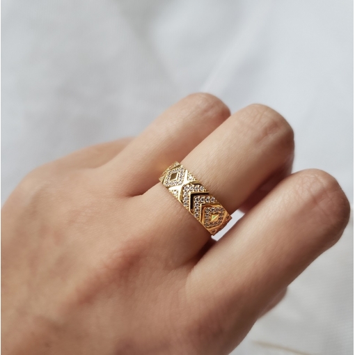 Anel chapeado com detalhes em zircônia