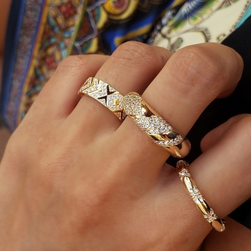 Anel chapeado com detalhes em zircônia