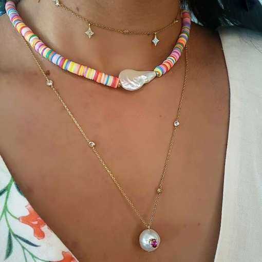 Colar discos de silicone coloridos com pérola barroca