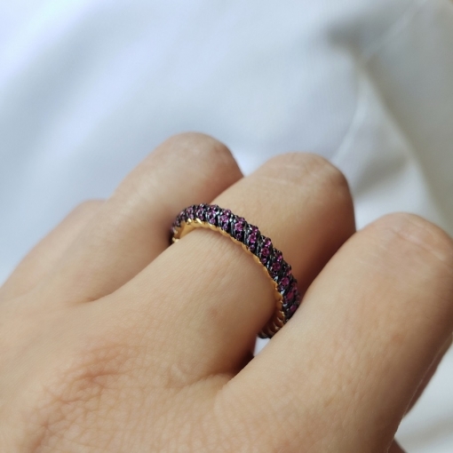 Aliança entrelaçada com detalhe em zircônia