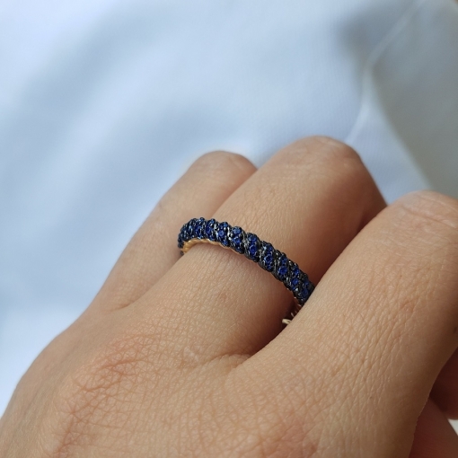 Aliança entrelaçada com detalhe em zircônia