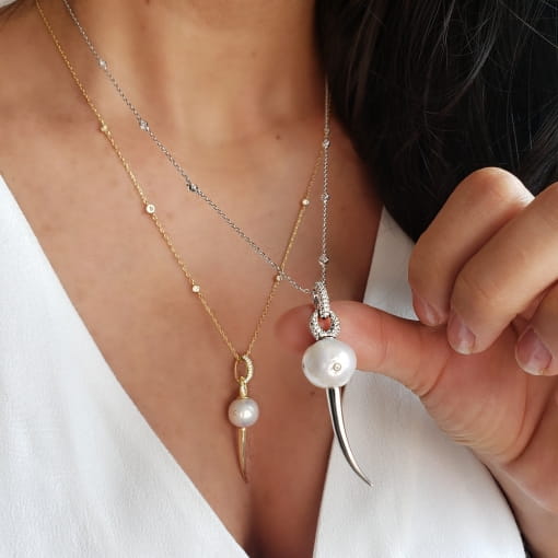 Colar com pingente cravejado com pérola e chifre