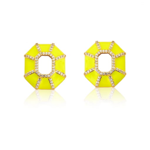 BRINCO FOLHEADO HEXAGONAL RESINADO COM DETALHES EM CRAVACAO