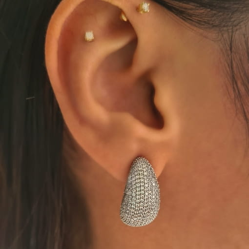 BRINCO FOLHEADO CURVADO EM CRAVAÇÃO PAVE