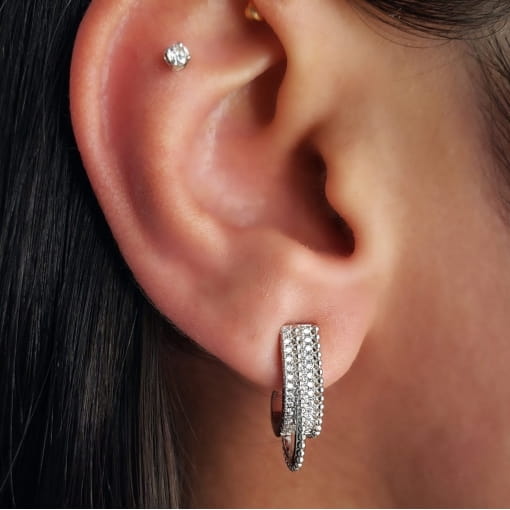 BRINCO FOLHEADO CURVADO COM ZIRCONIAS