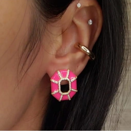 BRINCO FOLHEADO HEXAGONAL RESINADO COM DETALHES EM CRAVACAO
