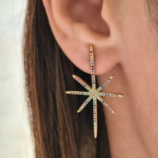 BRINCO FOLHEADO ESTRELA CUMPRIDO COM MICROCRAVAÇÃO