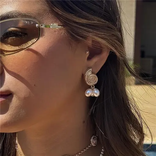 BRINCO CONCHA  ESPIRAL COM PÉROLA