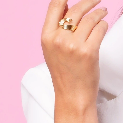 Anel Banhado a Ouro 18k Onda Cravejado de Zircônias.