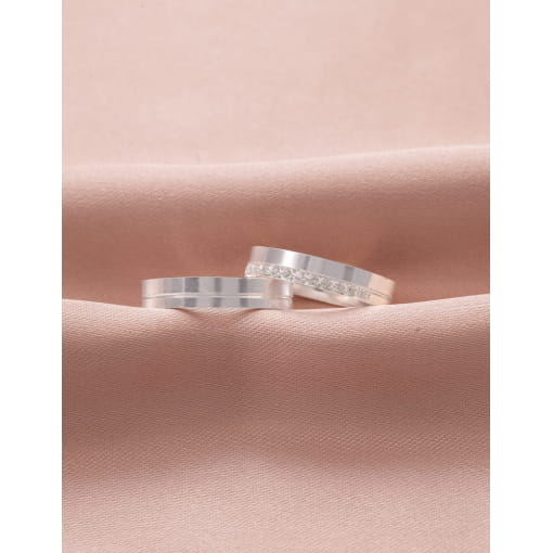 Par De Alianças Prata 925 Friso Com Zircônias Brancas 4.05 MM