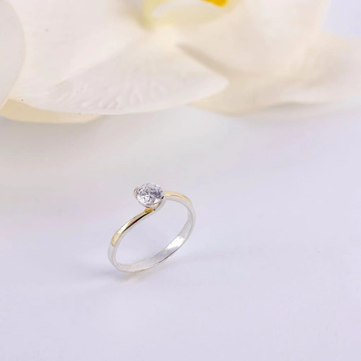 Anel Solitário Prata 925 Com Detalhes Ouro 18K Zircônia Branca
