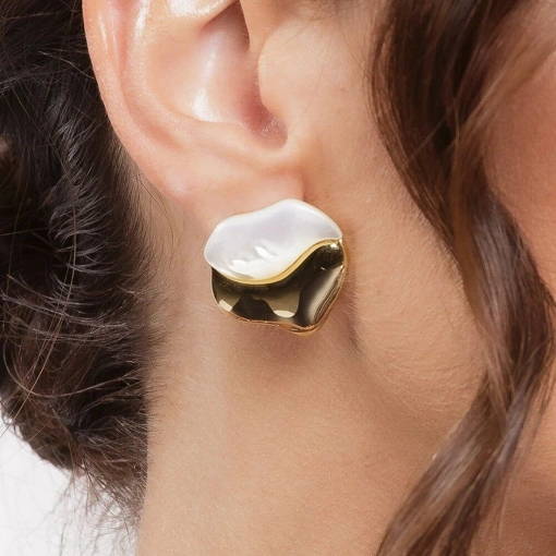 Brinco Banho de ouro 18k Coração Com Madre Pérola