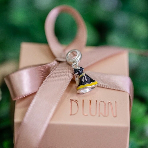 Berloque Prata 925 Vestido Preto e Amarelo Esmaltado