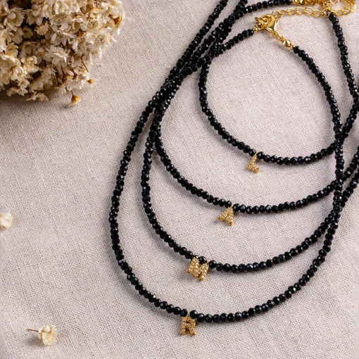Colar Banhado a Ouro 18K Cristais Sintéticos Preto Com Letra R