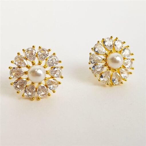 BRINCO FLOR EM GOTA CRISTAL MEIO EM PEROLA/1,4CM/BANHADO EM OURO