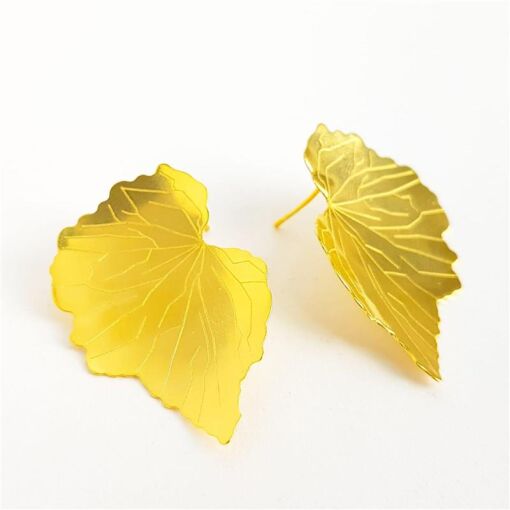 BRINCO FOLHA EM CHAPA COM DETALHES | 3,9CM | BANHADO EM OURO 18K